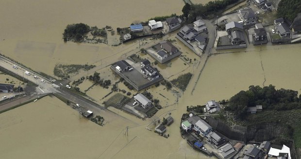 Statisíce evakuovaných, obří vlny, rušení letů: Japonsko ochromil tajfun Malakas