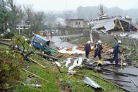 Tajfun zabíjí, přidalo se zemětřesení. V Japonsku evakuují sedm milionů lidí