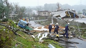 Silný tajfun Hagibis se přiblížil k východním břehům Japonska, metropoli Tokio a její okolí bičuje prudký déšť, ulice jsou vylidněné a obchody zavřené. (12.10.2019)