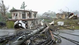 Silný tajfun Hagibis se přiblížil k východním břehům Japonska, metropoli Tokio a její okolí bičuje prudký déšť, ulice jsou vylidněné a obchody zavřené. (12.10.2019)