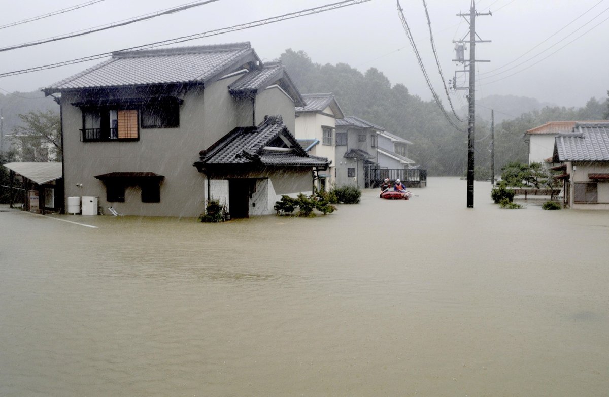 Silný tajfun Hagibis se přiblížil k východním břehům Japonska, metropoli Tokio a její okolí bičuje prudký déšť, ulice jsou vylidněné a obchody zavřené. (12.10.2019)