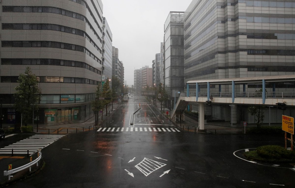 Silný tajfun Hagibis se přiblížil k východním břehům Japonska, metropoli Tokio a její okolí bičuje prudký déšť, ulice jsou vylidněné a obchody zavřené. (12.10.2019)