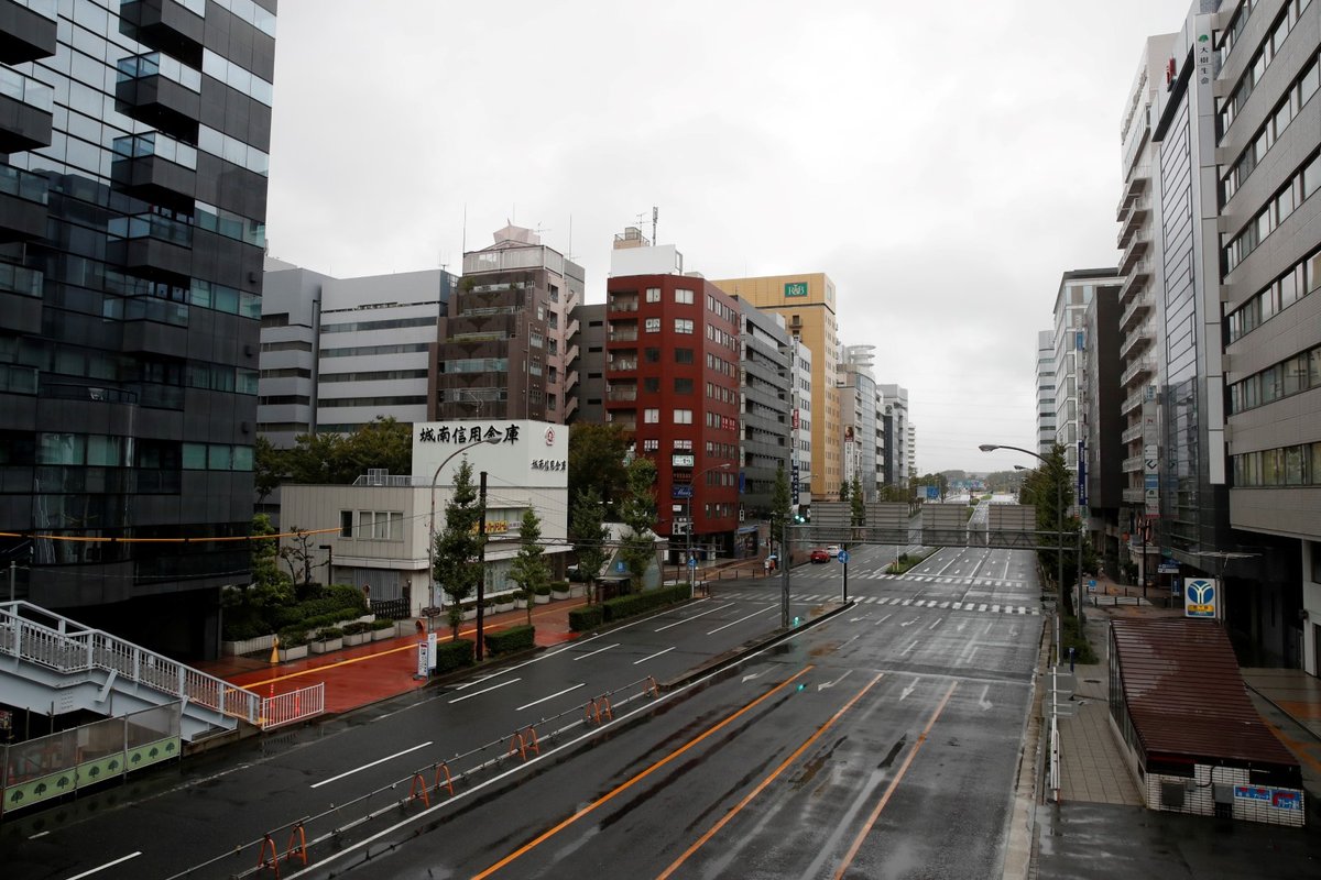 Silný tajfun Hagibis se přiblížil k východním břehům Japonska, metropoli Tokio a její okolí bičuje prudký déšť, ulice jsou vylidněné a obchody zavřené. (12.10.2019)