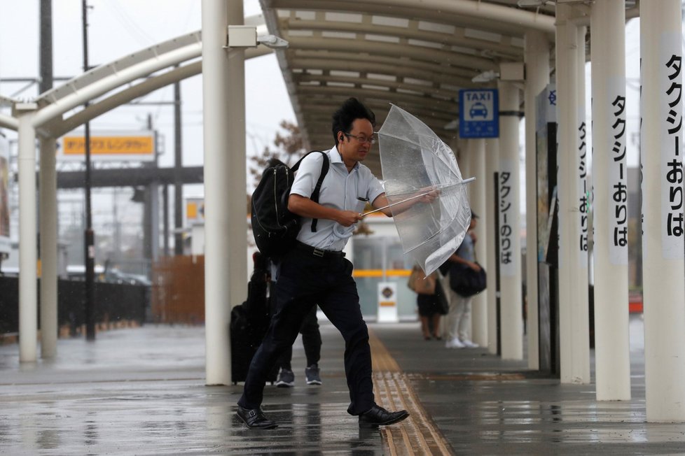Silný tajfun Hagibis se přiblížil k východním břehům Japonska, metropoli Tokio a její okolí bičuje prudký déšť, ulice jsou vylidněné a obchody zavřené. (12.10.2019)