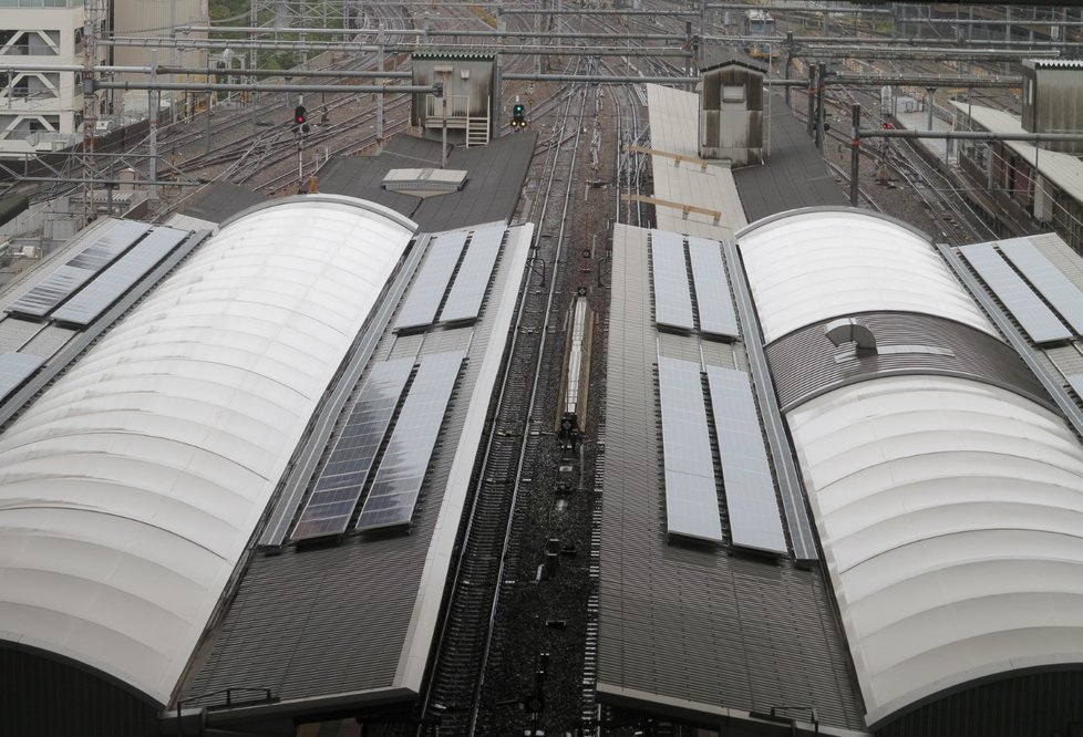 Silný tajfun Hagibis se přiblížil k východním břehům Japonska, metropoli Tokio a její okolí bičuje prudký déšť, ulice jsou vylidněné a obchody zavřené. (12.10.2019)