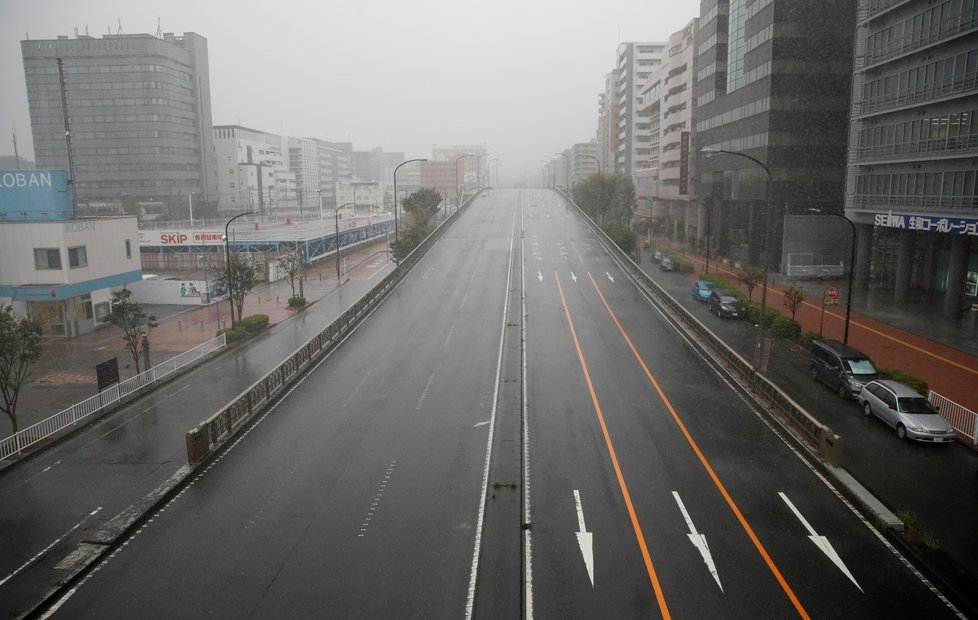 Silný tajfun Hagibis se přiblížil k východním břehům Japonska, metropoli Tokio a její okolí bičuje prudký déšť, ulice jsou vylidněné a obchody zavřené. (12.10.2019)