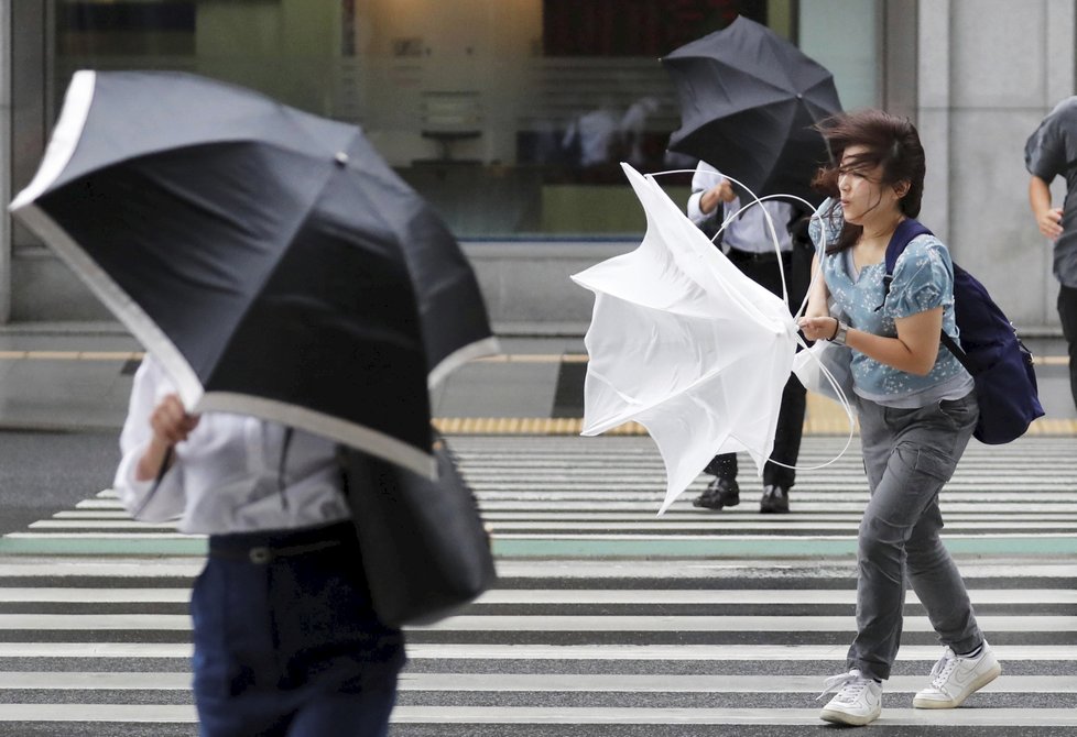 V Japonsku udeřil silný tajfun Jebi, zrušili kvůli němu stovky letů.