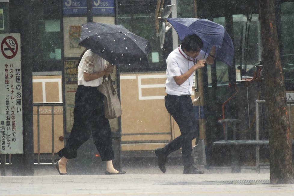 V Japonsku udeřil silný tajfun Jebi, zrušili kvůli němu stovky letů.