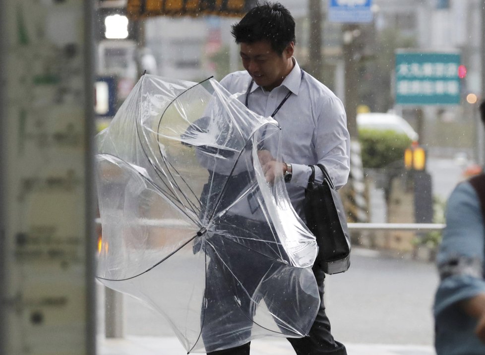 V Japonsku udeřil silný tajfun Jebi, zrušili kvůli němu stovky letů.