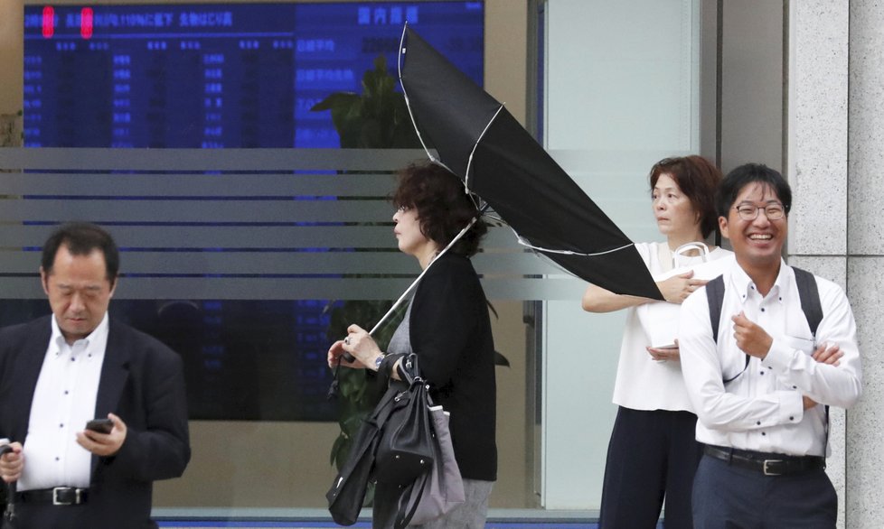 V Japonsku udeřil silný tajfun Jebi, zrušili kvůli němu stovky letů.