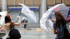 Na dvou hlavních tokijských letištích bylo zrušeno více než 130 letů kvůli tajfunu, který se blíží k japonské metropoli.