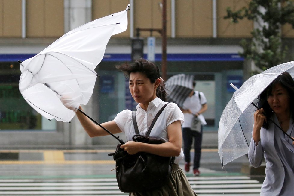 K Tokiu se blíží tajfun, zrušeny byly desítky letů