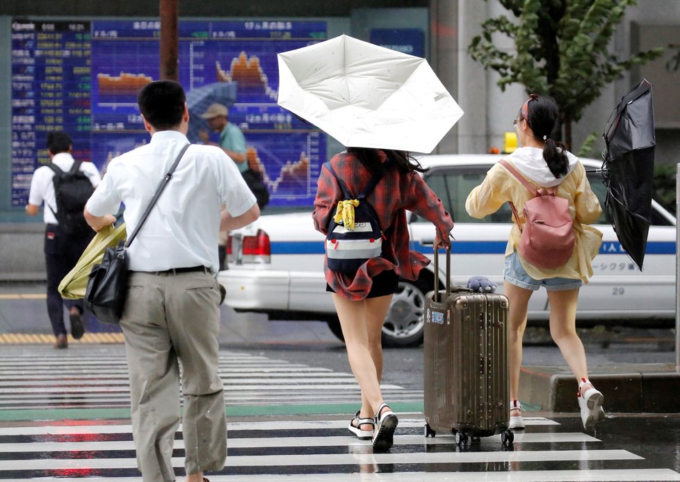 Na dvou hlavních tokijských letištích bylo zrušeno více než 130 letů kvůli tajfunu, který se blíží k japonské metropoli.