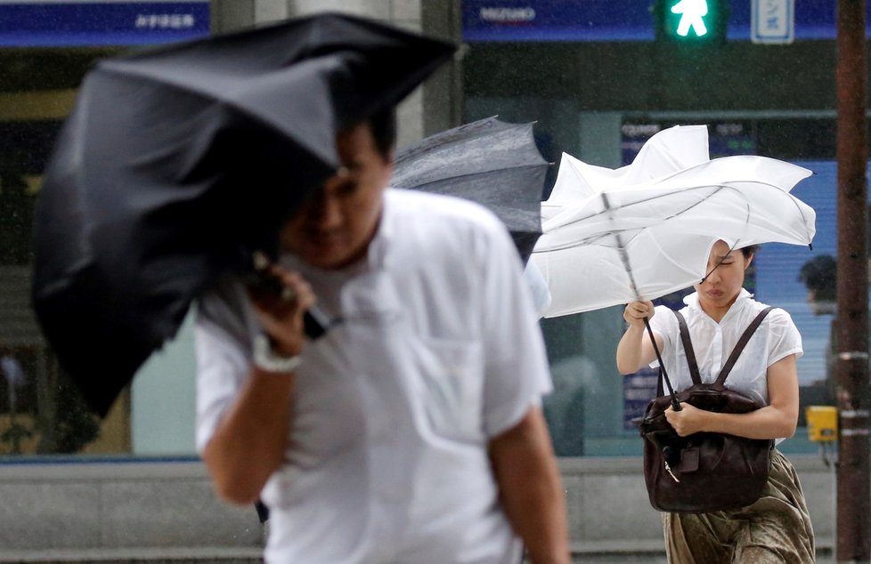 Blížící se tajfun, který doprovází vichr dosahující v nárazech 180 kilometrů v hodině, přinesl do Tokia hustý liják.