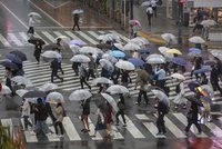 Silný tajfun udeřil na Japonsko a ochromil dopravu. Hrozí povodně i sesuvy půdy