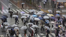 Silný tajfun udeřil na Japonsko a ochromil dopravu. Hrozí povodně i sesuvy půdy