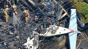 V japonském Tokiu spadlo malé letadlo. Několik budov v důsledku neštěstí vzplálo.