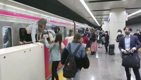 Zoufalý útěk před šílencem: 17 zraněných! Muž v masce Jokera bodal nožem v metru v Tokiu
