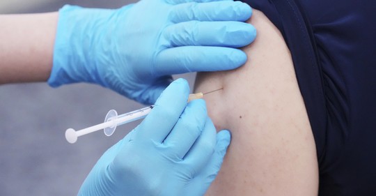 Ministerstvo zdravotnictví iracionálně protežuje očkování a klame veřejnost ohledně přirozených protilátek