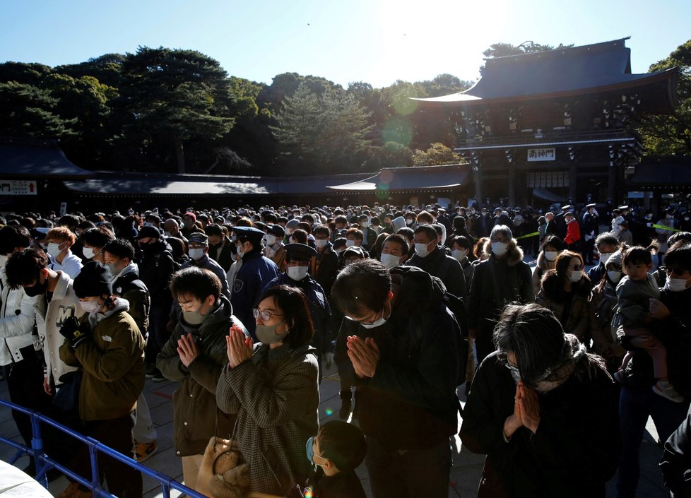 Japonci se tradičně na Nový rok přišli pomodlit do svatyně Meidži.
