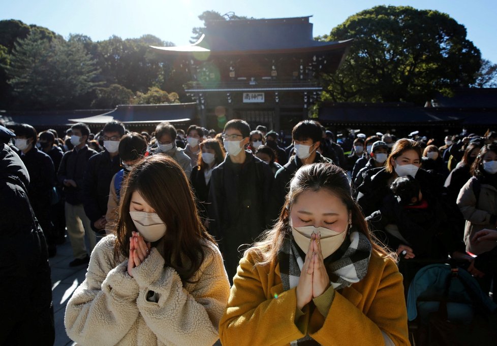 Japonci se tradičně na Nový rok přišli pomodlit do svatyně Meidži.
