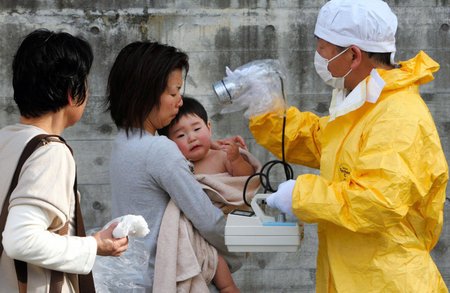 Japonci zažívají strach z radiace, měření podstupují i malé děti