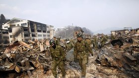 Vojácí vynášejí jednu z tísíce obětí apokalyptické katastrofy v Japonsku