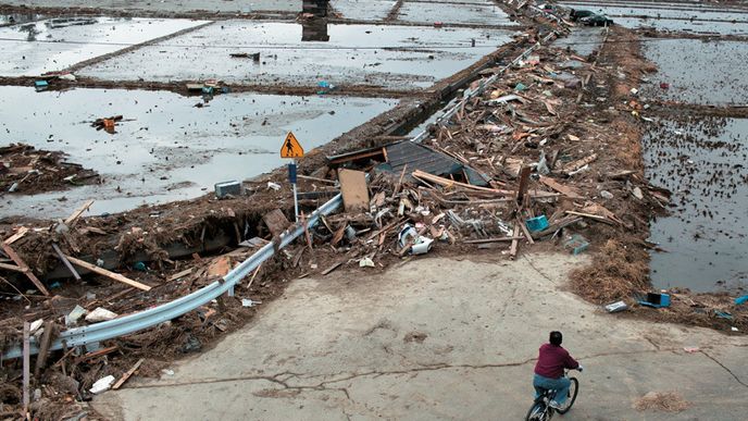 Zkáza po zemětřesení a tsunami poblíž města Natori, nedaleko od fukušimské elektrárny