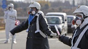 Policisté snažící se řídit dopravu