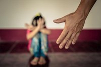 Bití a ponižování: Dokument přinese zpověď obětí, které týrali vlastní rodiče