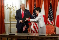 Dárek pro Trumpa: Pozlacené golfové míčky. Dostal je od první premiérky Japonska