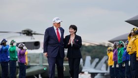 Prezident Donald Trump a japonská premiérka Sanae Takaiči se procházejí po letadlové lodi USS George Washington, která kotví na americké námořní základně, a poté hovoří s příslušníky armády v Jokosuce jižně od Tokia v úterý 28. října 2025.
