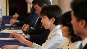 Japonský premiér Sanae Takaiči (uprostřed) se setkává s prezidentem Donaldem Trumpem (na snímku není) během japonsko-amerického summitu v paláci Akasaka v Tokiu v úterý 28. října 2025.