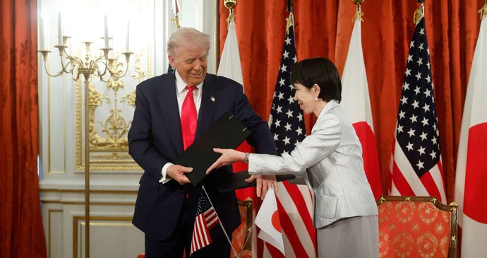 Americký prezident Donald Trump (vlevo) a japonská premiérka Sanae Takaiči se v úterý 28. října 2025 účastní slavnostního podpisu smlouvy ve státním penzionu Akasaka Palace v Tokiu.