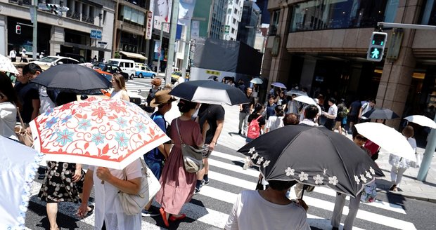 Po ničivých záplavách zasáhla Japonsko vlna úmorných veder.