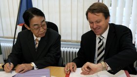 Bývalý japonský velvyslanec v ČR Hideaki Kumazawa s Martinem Bursíkem