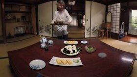 V Japonsku mohou osamělí strávníci pomocí virtuální reality obědvat s příjemnou a usměvavou babičkou.