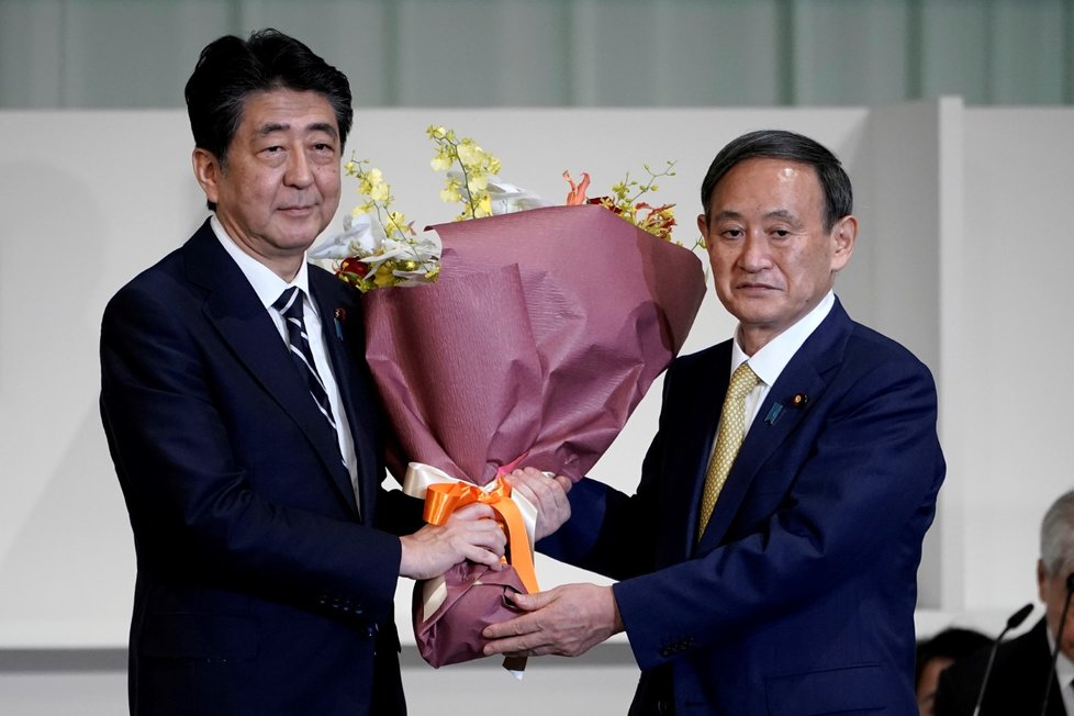 Novým předsedou vládní japonské Liberálnědemokratické strany (LDP) byl zvolen dosavadní mluvčí vlády Jošihide Suga. Stane se i premiérem. Vystřídá Šinzóa Abeho.