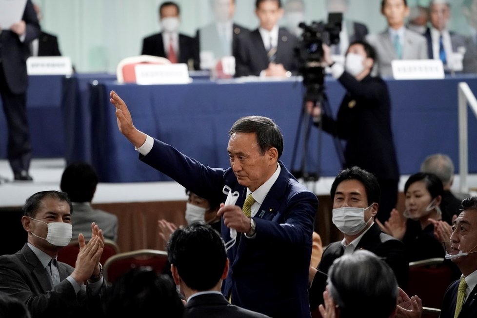 Novým předsedou vládní japonské Liberálnědemokratické strany (LDP) byl zvolen dosavadní mluvčí vlády Jošihide Suga. Stane se i premiérem.