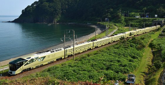 Japonci postavili nejkrásnější supermoderní vyhlídkový vlak. Nabízí služby jako luxusní hotel