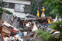 Velký sesuv půdy zasáhl japonské letovisko: Dvě mrtvé, 130 zničených domů a boj o čas