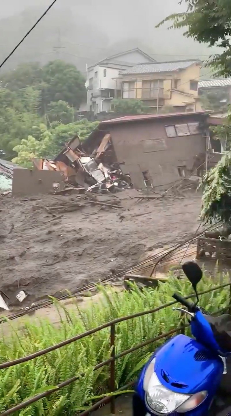 Záplavy v Japonsku zasáhly letovisko Atami (4. 7. 2021).