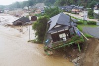 Povodně v Japonsku mají už 18 obětí. Bahno uvěznilo stovky lidí