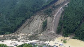 Počet obětí záplav na japonském ostrově Kjúšú vzrostl na 18. Dalších 27 lidí se pohřešuje.