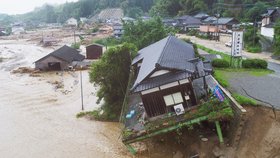 Počet obětí záplav na japonském ostrově Kjúšú vzrostl na 18. Dalších 27 lidí se pohřešuje.