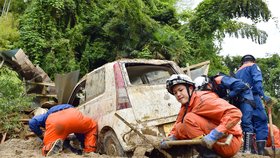 Počet obětí záplav na japonském ostrově Kjúšú vzrostl na 18. Dalších 27 lidí se pohřešuje.