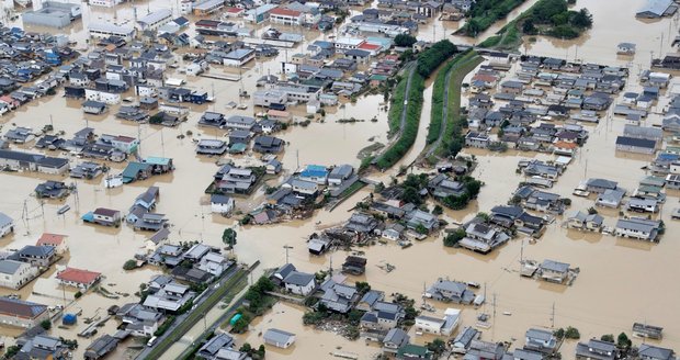 Tragické povodně: Nejméně 156 mrtvých v Japonsku. A záchranářům hrozí úpal 