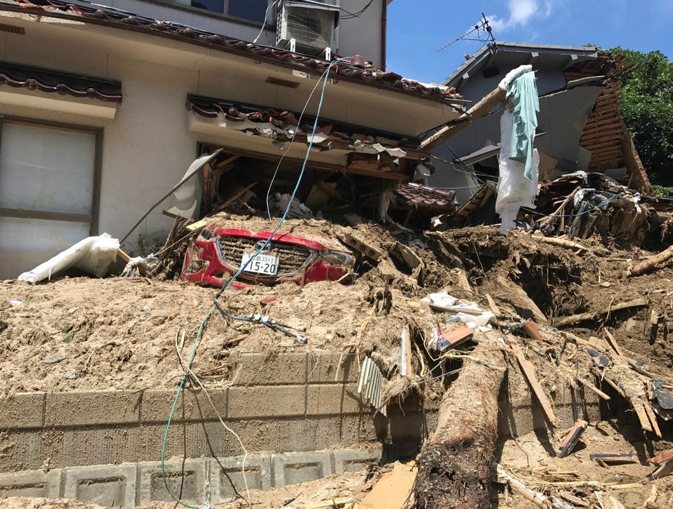 Záplavy a sesuvy půdy si v Japonsku vyžádaly již 156 obětí