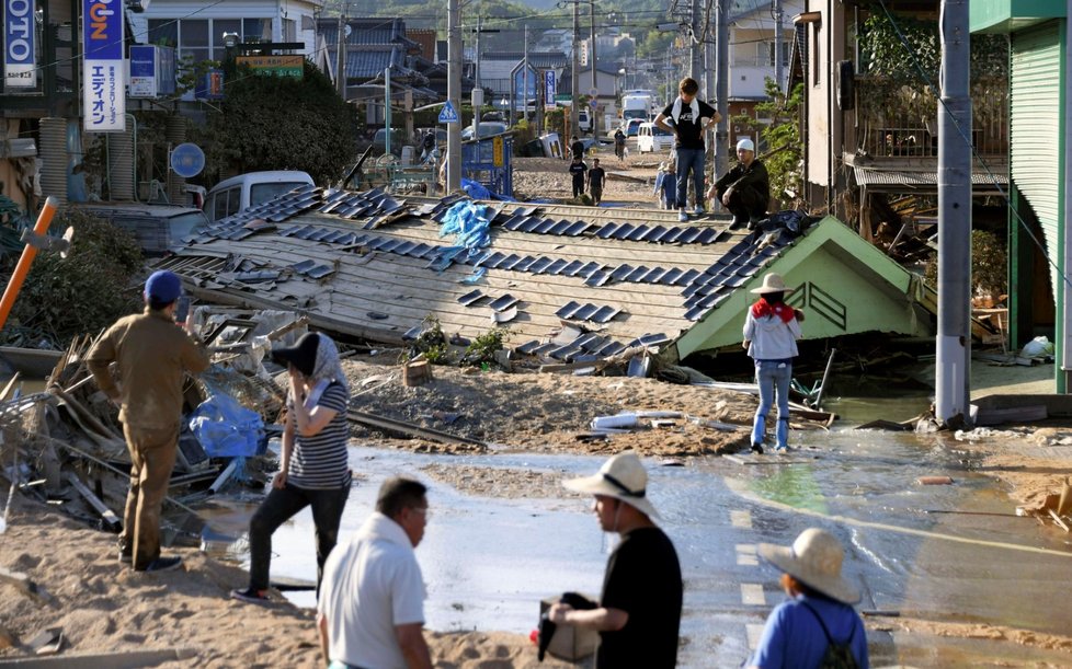 Počet obětí záplav v Japonsku stoupl na nejméně 156 osob