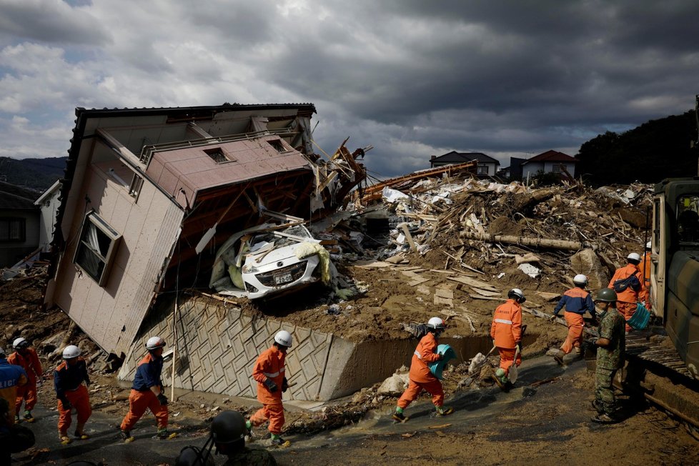 Záplavy a sesuvy půdy si v Japonsku vyžádaly již 156 obětí